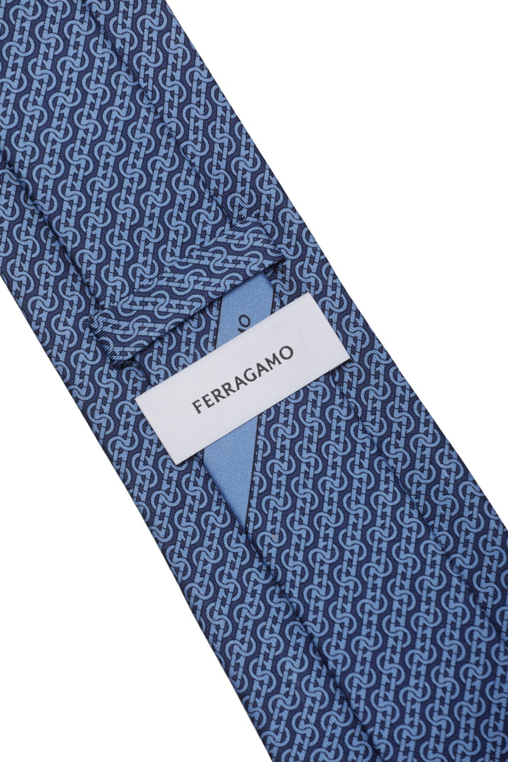 shop SALVATORE FERRAGAMO  Cravatta: Salvatore Ferragamo cravatta in seta stampa Intreccio.
Fantasia diagonale di Gancini intrecciati in lunga catena.
La posizione diagonale evoca i motivi regimental, in un'interpretazione che non lascia dubbi sull'eleganza del design.
Larghezzo al fondo: 8 cm.
Composizione: 100% seta.
Made in Italy.. TROFEO 350948-0768527 number 8494825